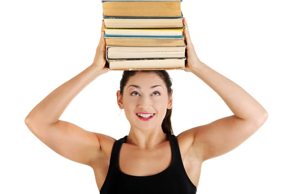 Junge Frau (Studentin) mit Büchern auf dem Kopf — Stockfoto