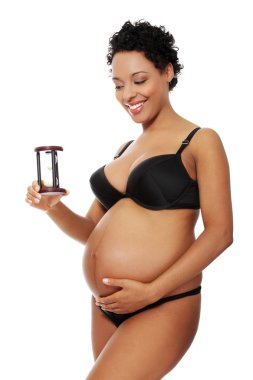 siyah iç çamaşırı giymiş hamile kadın.