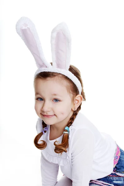 Portret van babymeisje met bunny oren hoofdband — Stockfoto