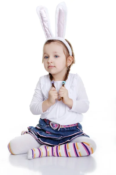 Tavşan kulakları kafa bandı ile kız bebek portresi — Stok fotoğraf