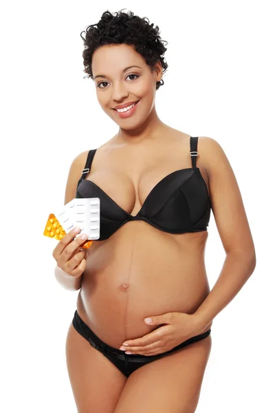 Έγκυος γυναίκα ντυμένη στα μαύρα εσώρουχα. — Φωτογραφία Αρχείου
