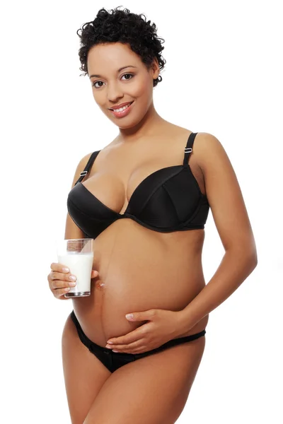 Siyah iç çamaşırı giymiş memnun hamile kadın. — Stok fotoğraf