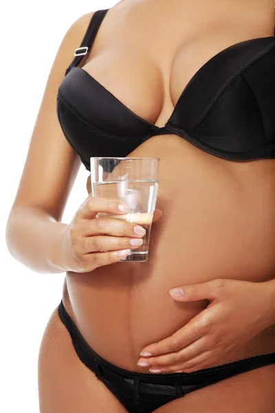 Zwangere vrouw gekleed in zwarte lingerie. — Stockfoto