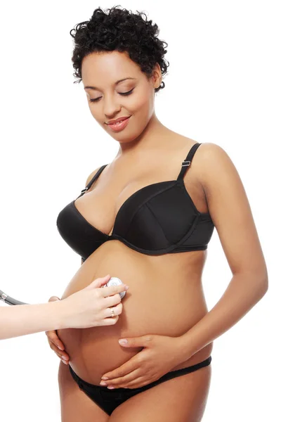 Örömmel terhes nő öltözve, fekete fehérnemű. — Stock Fotó