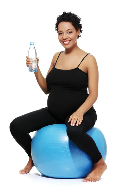 Donna incinta durante l'esercizio fisico . — Foto Stock