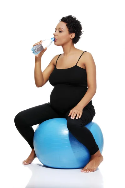 Těhotná žena během cvičení. — Stock fotografie
