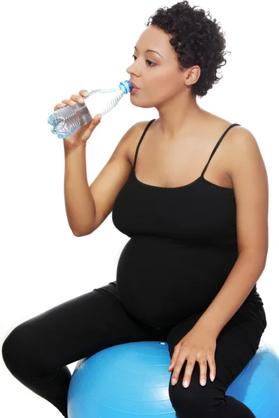 Έγκυος γυναίκα κατά τη διάρκεια άσκησης. — Φωτογραφία Αρχείου