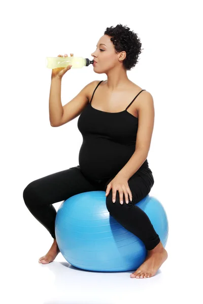 Беременная женщина во время тренировки . — стоковое фото