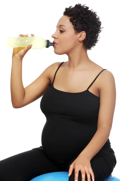 Terhes nő gyakorlása során. — Stock Fotó
