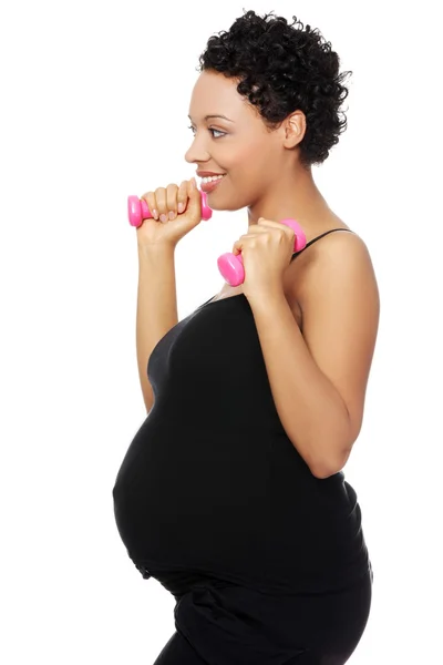 Беременная женщина во время тренировки . — стоковое фото