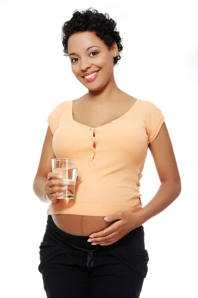 Terhes nő ivóvíz. — Stock Fotó