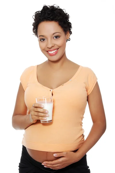 Zwangere vrouw drinkwater. — Stockfoto