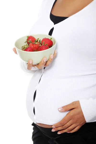 Gravid kvinna med en sallad-skål med jordgubbar. — Stockfoto