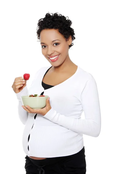 Zwangere vrouw met een salade-bowl van aardbeien. — Stockfoto