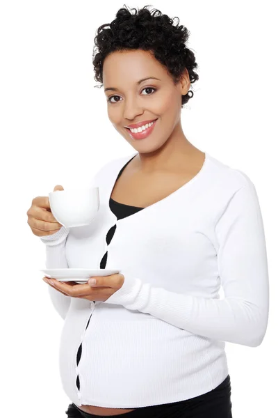 Kobieta w ciąży przy filiżance kawy. — Zdjęcie stockowe