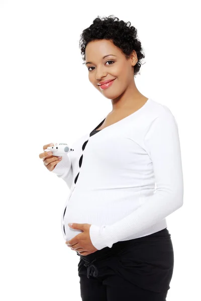 Zwangere vrouw met een vliegtuig speelgoed. — Stockfoto