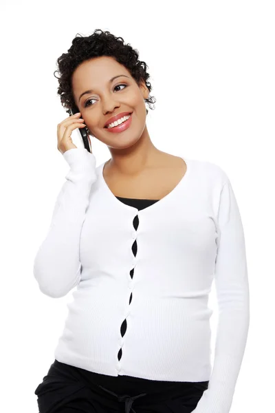 Беременная женщина разговаривает по телефону. — стоковое фото