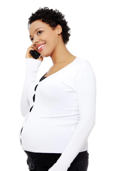 Těhotná žena mluví po telefonu. — Stock fotografie