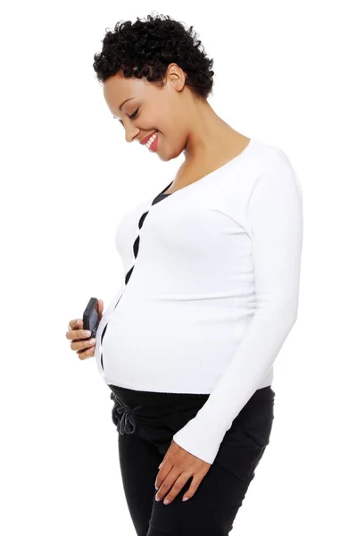 Terhes nő beszél telefonon.. — Stock Fotó