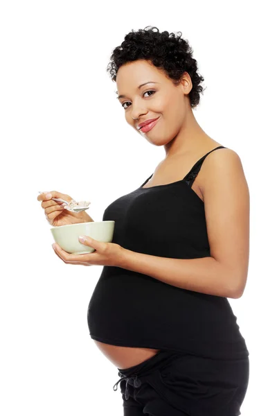 Mulher grávida comer alimentos saudáveis . — Fotografia de Stock