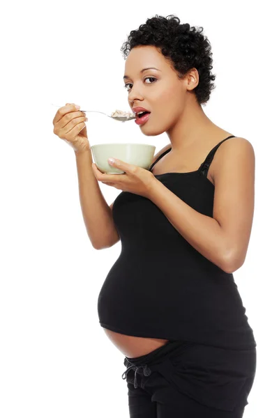 Mujer embarazada comiendo alimentos saludables . —  Fotos de Stock