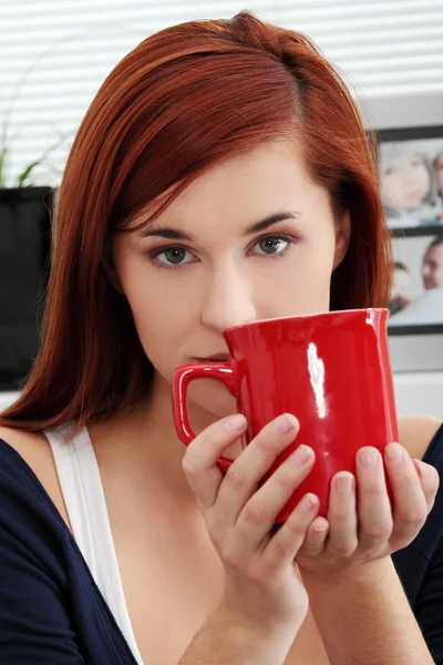 Bella signora sta bevendo caffè — Foto Stock
