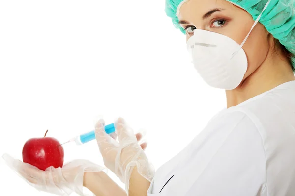 注射器とリンゴ (biotechnologist と白衣の女) — ストック写真