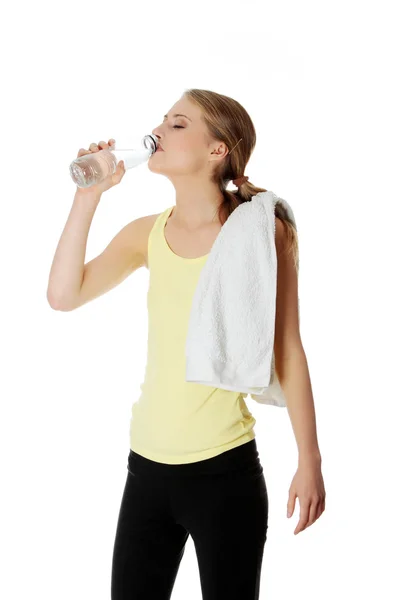Mladá dívka s lahví minerální vody — Stock fotografie