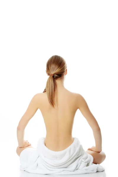 Junge schöne Frau praktiziert Yoga — Stockfoto