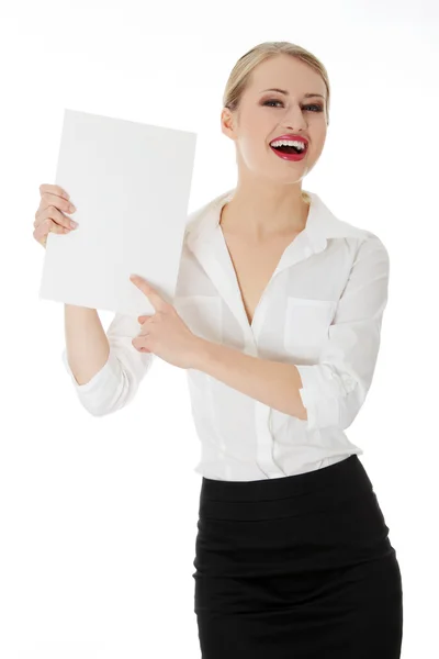 Une femme d'affaires tenant un tableau blanc — Photo