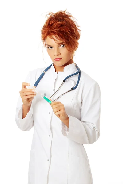 Mujer joven médico o enfermera sosteniendo la jeringa — Foto de Stock