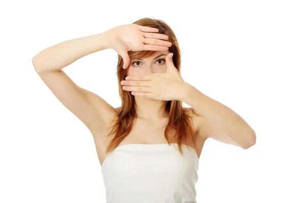 Mulher adolescente fazendo moldura em seu rosto com as mãos — Fotografia de Stock