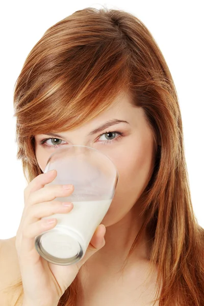 Genç güzel genç kadın süt içiyor — Stok fotoğraf