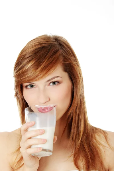 Молода красива підліток жінка п'є молоко — стокове фото