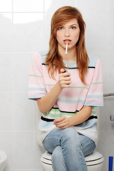 Подростка поймали на курении в ванной — стоковое фото