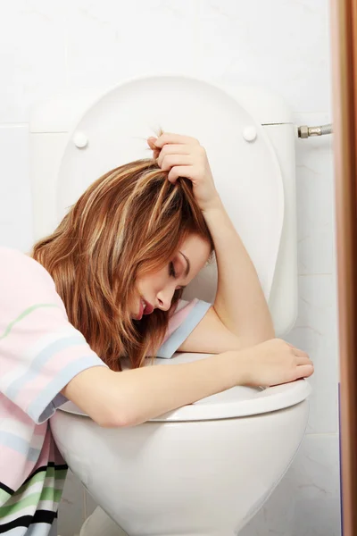Mulher adolescente vomitando no banheiro — Fotografia de Stock