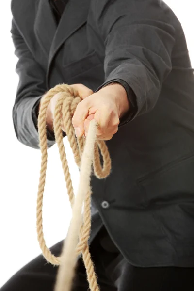 Uomo d'affari che tira su una corda . — Foto Stock