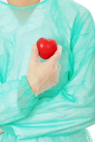 Läkaren håller hjärta form leksak — Stockfoto