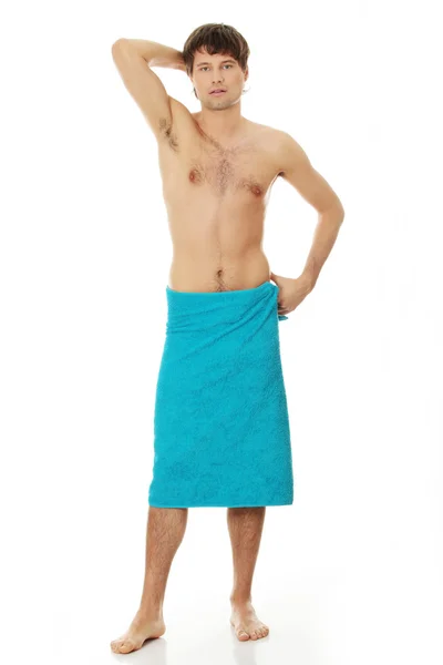 Schöner junger Mann mit dem Handtuch. — Stockfoto