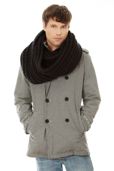 Portret van knappe man in sjaal en jas. — Stockfoto