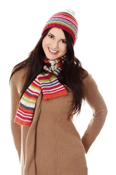 Jeune femme avec chapeau d'hiver — Photo