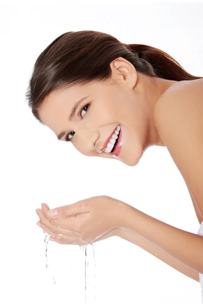 若い女性と彼女の顔を洗う水をクリアします。 — ストック写真
