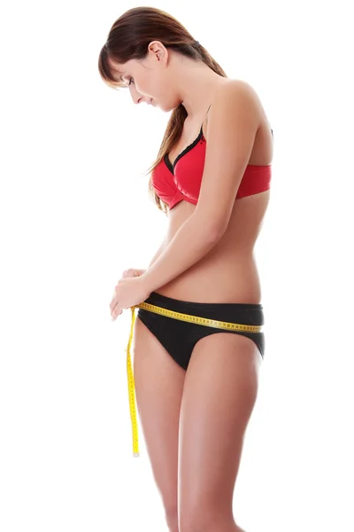 Mulher medindo forma perfeita de corpo bonito. — Fotografia de Stock