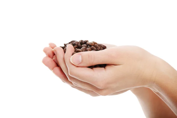 Joven mujer manos sosteniendo granos de café — Foto de Stock