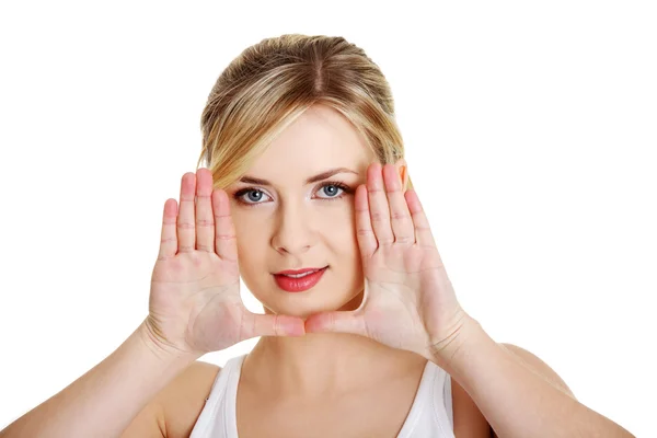 Mulher fazendo moldura em seu rosto com as mãos — Fotografia de Stock