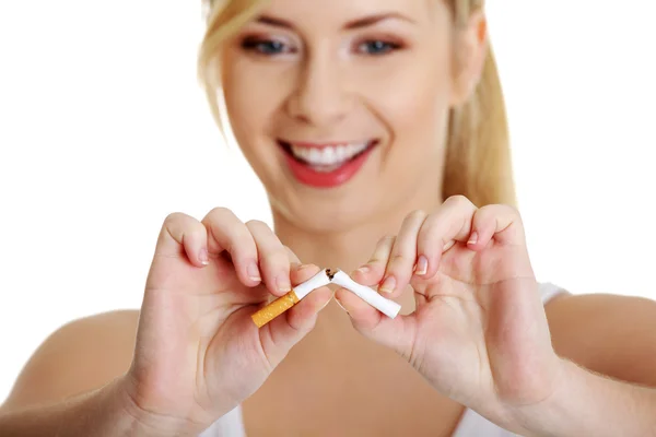 Jonge vrouw breken sigaret — Stockfoto