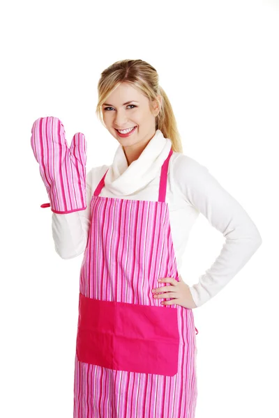Junge Hausfrau in rosa Schürze — Stockfoto