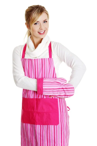 Молода домогосподарка в рожевому фартуху — стокове фото