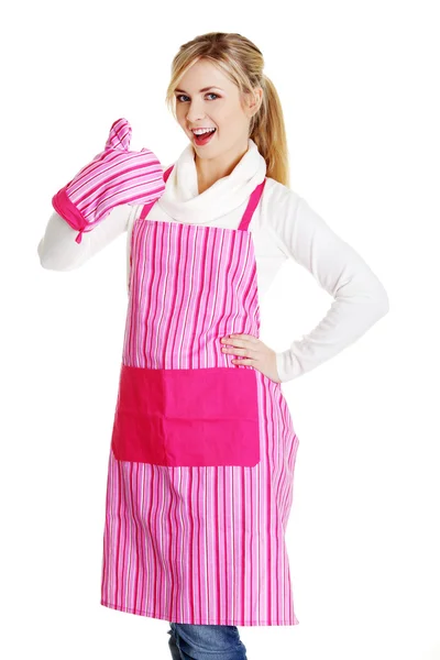 Jonge huisvrouw in roze schort — Stockfoto