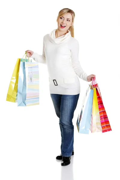 Bonita, jovem, mulher com sacos de compras coloridos em sua mão — Fotografia de Stock